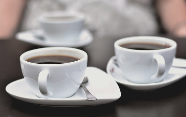 ¿Qué alimentos y bebidas no pueden faltar en un coffee break?