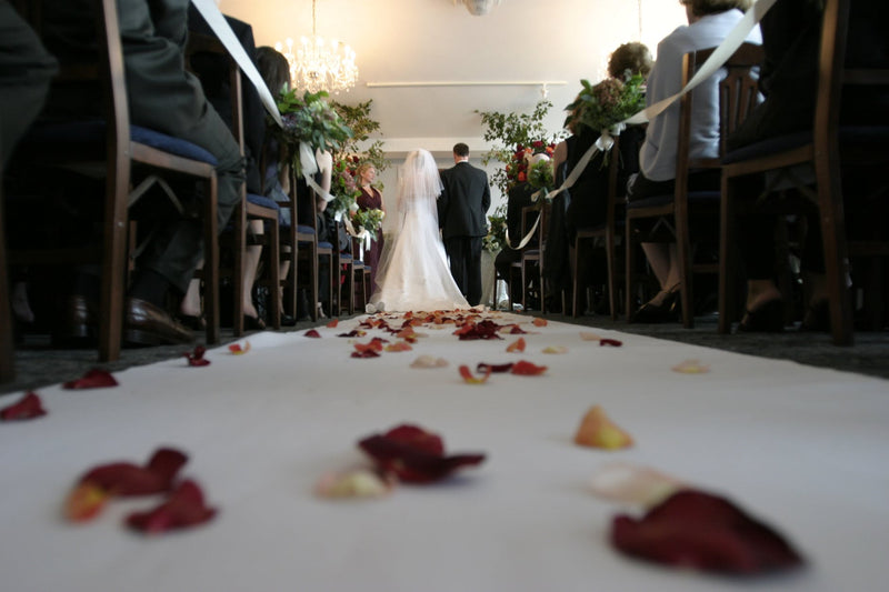 ¿Quién debe de llevar a la novia al altar el día de su boda?
